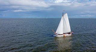 Zeilboot vaart op open water