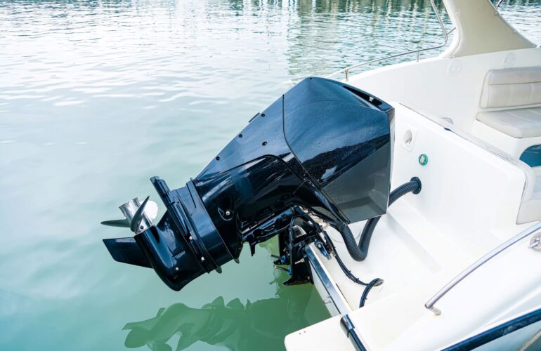 Close-up van een buitenboordmotor aan een motorboot zijaanzicht