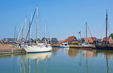 Een haven met meerdere zeilboten
