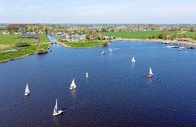 Kleine zeilboten op meer - Motorpech boot