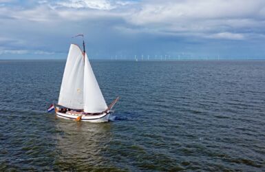 Zeilboot vaart op open water