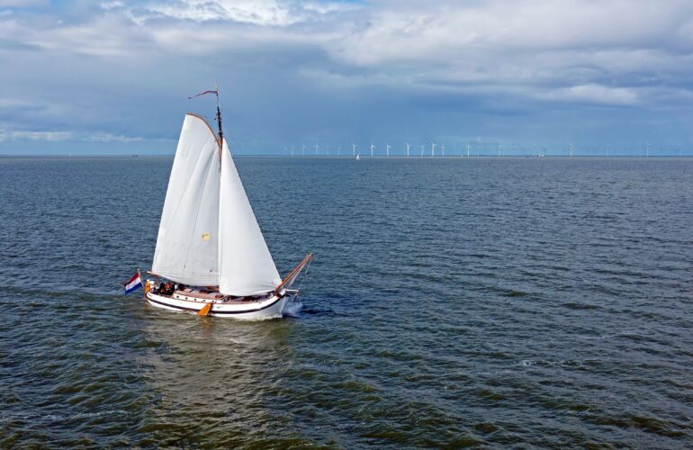 Zeilboot vaart op open water