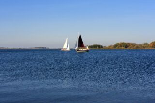 Zeilboten varen op een meer